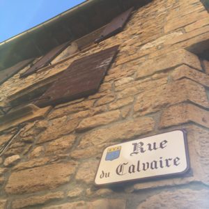 Balade dans les ruelles en pierres dorées à Châtillon-d'Azergue