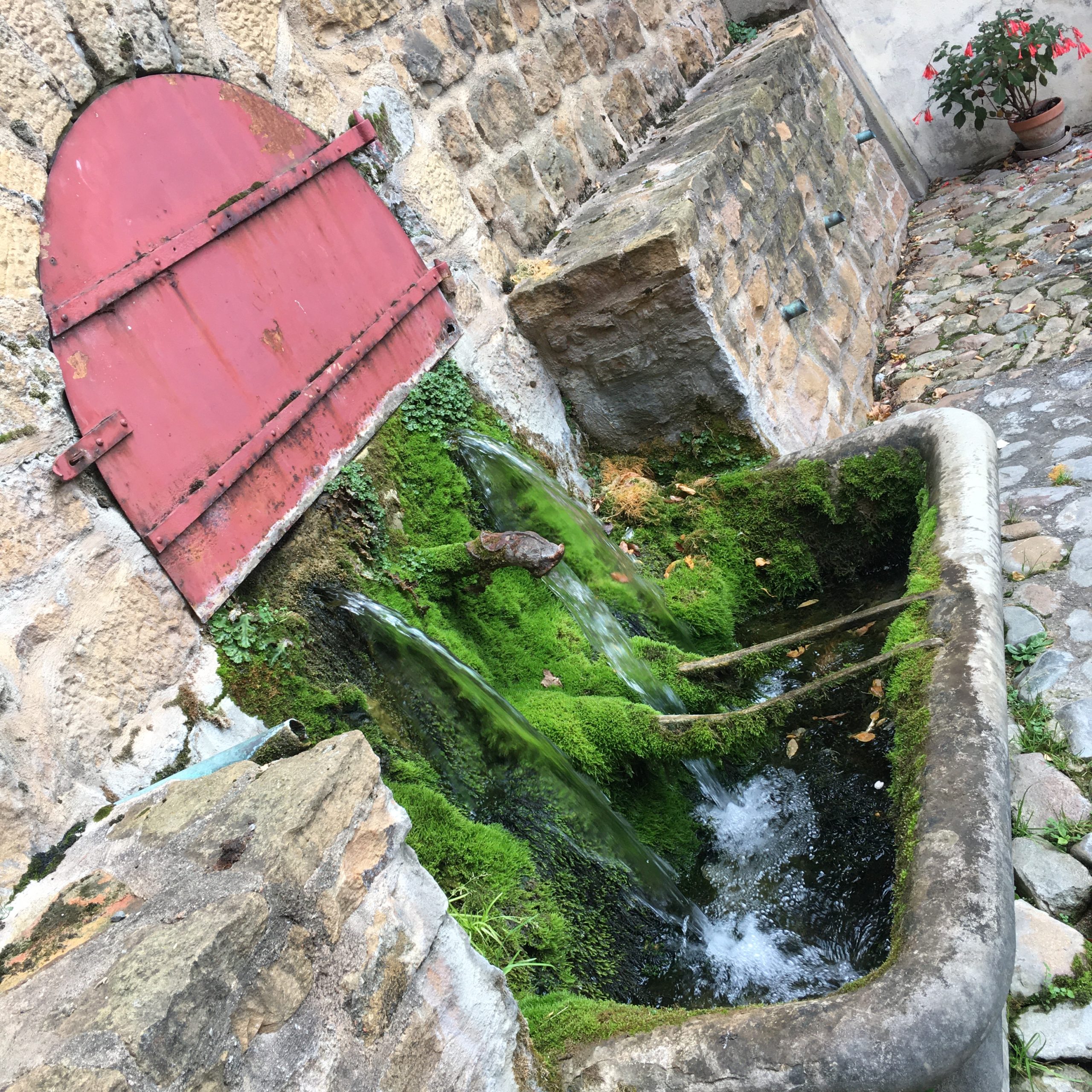 Fontaine sur la place du village de Chessy-les-Mines