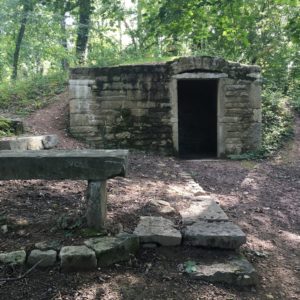Glacière dans le Bois-Dieu près de la gare de Dommartin-Lissieu