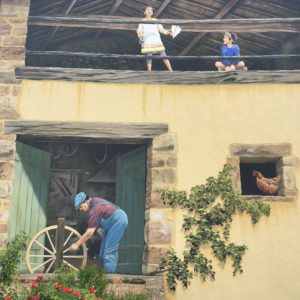 Mur peint dans le village de St Marcel-L'Eclairé